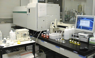 水中等の金属元素を定量するICP発光分析装置